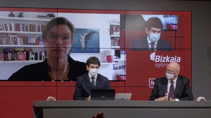  Mariana Mazzucato, José María Iruarrizaga y Unai Rementeria, en la comparecencia.