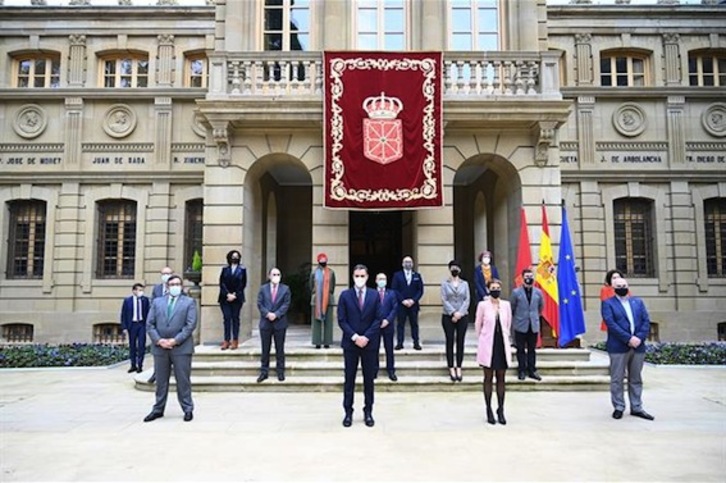 Pedro Sánchez junto a María Chivite, y el resto del Ejecutivo navarro. (Borja Puig de la Bellacasa/Pool Moncloa)