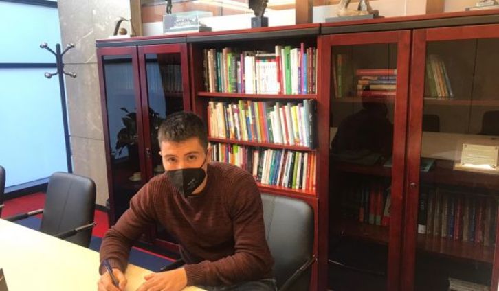 Eskiroz, firmando su nuevo contrato con Baiko (BAIKO)