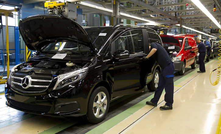 Operarios en Mercedes-Benz, una de las plantas más grandes de la CAV. (Raúl BOGAJO/FOKU)