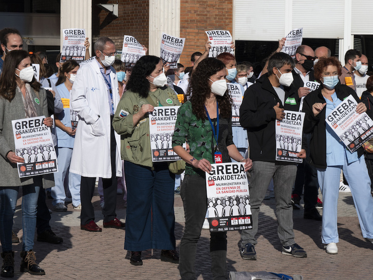 Trabajadores de Osakidetza en Cruces, en la tercera jornada de huelga, ayer. (Monika DEL VALLE/FOKU)