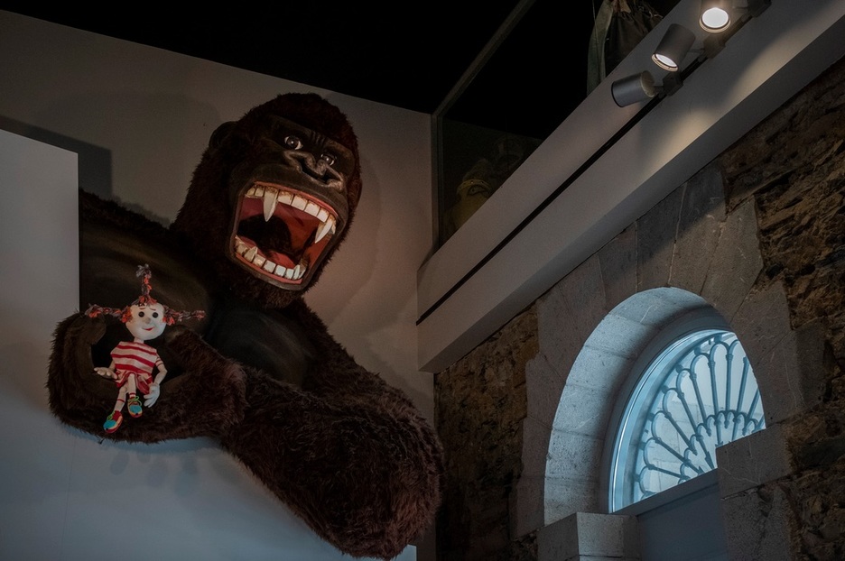Mariona, museoko ikurra, bisitariari ongi etorria ematen King Kong gorila erraldoiaren beso artetik. (Jon URBE I FOKU)
