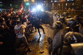 Manifestantes ante un cordón policial en Lima. (Ernesto BENAVIDES/AFP)