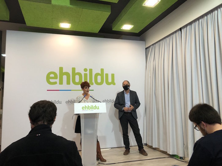 Bakartxo Ruiz y Adolfo Araiz en la comparecencia de hoy en Iruñea. (@ibaiazparren)