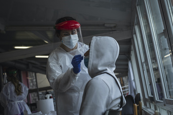 Realización de pruebas PCR en Basauri. (Aritz LOIOLA/FOKU)