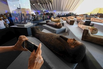 Una exposición muestra los sarcófagos hallados en la necrópolis de Saqqara. (Ahmed HASAN/AFP)