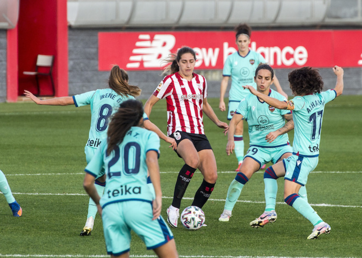 Valdezate rodeada de rivales en una imagen del choque que enfrentó a las rojiblancas con el Levante. (Marisol RAMÍREZ/FOKU)