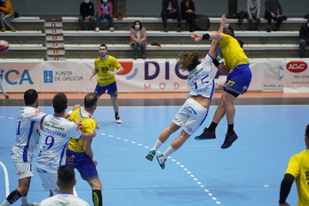 El brazo de Bartok ya ha puesto tierra de por medio desde el inicio del partido. (Fernando LAGO)