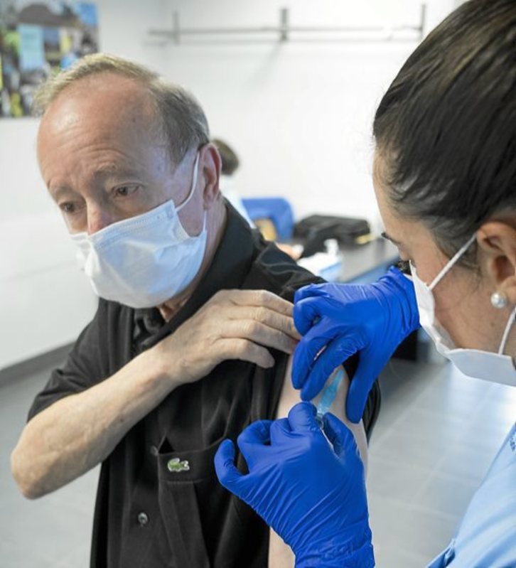 Un ciudadanos recibe la vacuna de la gripe en Osakidetza. (Gorka RUBIO/FOKU)