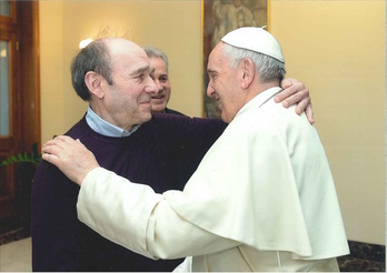 Angel Mari Unzueta con el Papa Francisco, en 2018. (BILBOKO ELIZBARRUTIA)