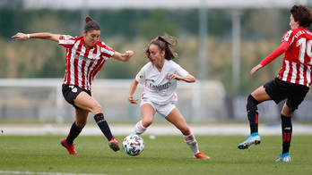 Nekane, ya recuperada, intenta conducir el balón ante su excompañera Maite Oroz. (Real Madrid)