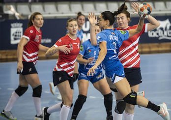 A Bera Bera le ha faltado un poco más de calma y tino en el juego de ataque para llevarse el partido. (Jon URBE/FOKU)