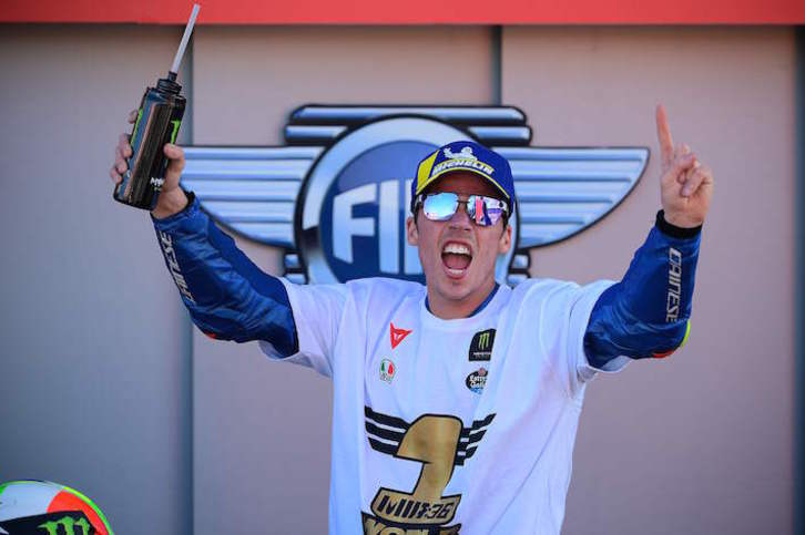 Joan Mir celebra eufórico el título mundial de MotoGP. (Lluis GENÉ/AFP)
