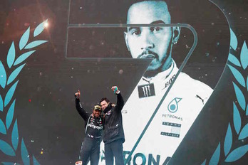 Lewis Hamilton celebra en el podio su 7º Mundial de F1. (Murad SEZER/AFP)