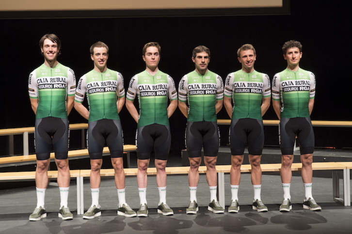 Oier Lazkano, Aritz Bagües, Jon Irisarri, Jon Aberasturi, Jonathan Lastra y Julen Amezketa, los seis vascos del Caja Rural de esta temporada. (Iñigo URIZ/FOKU)
