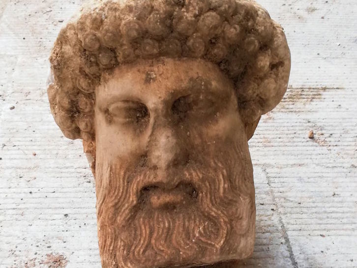 Atenaseko Eolu kalean agertu den Hermesen burua. (AFP)
