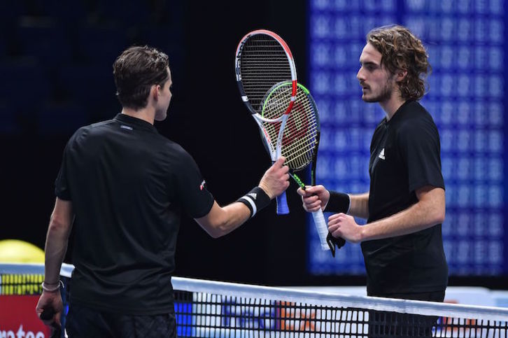 Thiem y Tsitispas se saludan al término del partido. (Glyn KIRK/AFP)
