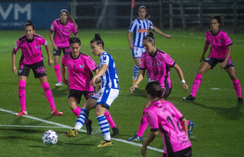 Leire Baños intentando encontrar huecos en el atestada área del Sporting. (Jon URBE/FOKU)