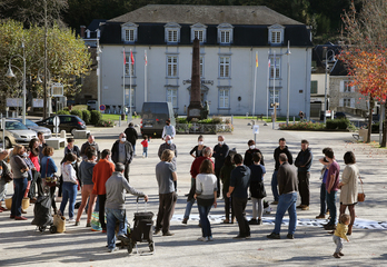 Varias decenas de personas, entre ellas el alcalde comunista Louis Labadot, hicieron una concentración para de denunciar el confinamiento en Maule. (Bob DME)