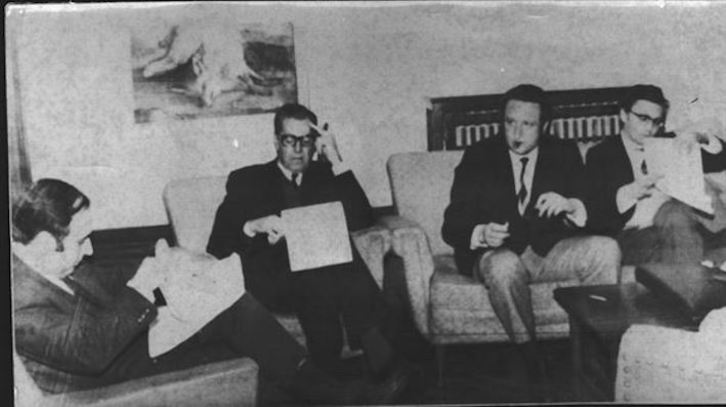 Los abogados defensores del proceso de Burgos en un receso. (NAIZ) 