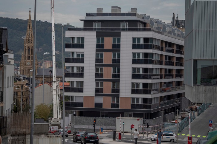 Construcción de viviendas en Donostia. (Andoni CANELLADA/FOKU).