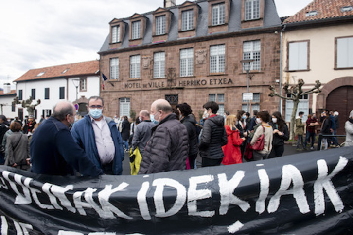 Dendarien elkarretaratzea Donibane Garazin azaraoren zazpian. Guillaume Fauveau