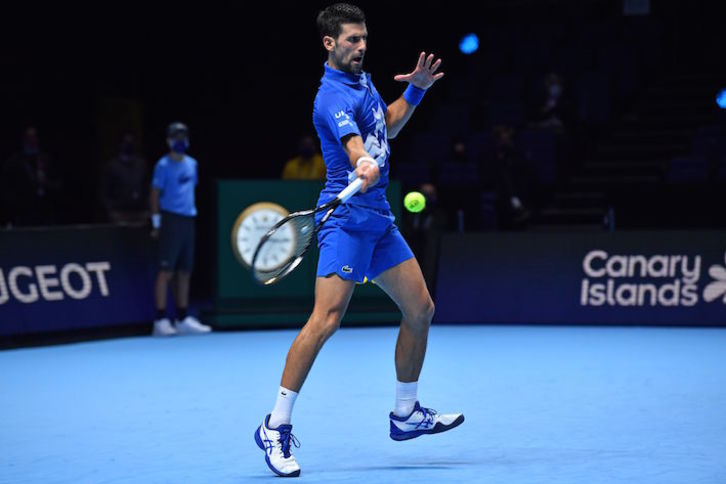 Djokovic devuelve una pelota ante Schwartzman. (Glyn KIRK/AFP)