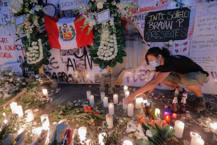 Flores y velas en recuerdo de las víctimas. (Luka GONZALES / AFP)