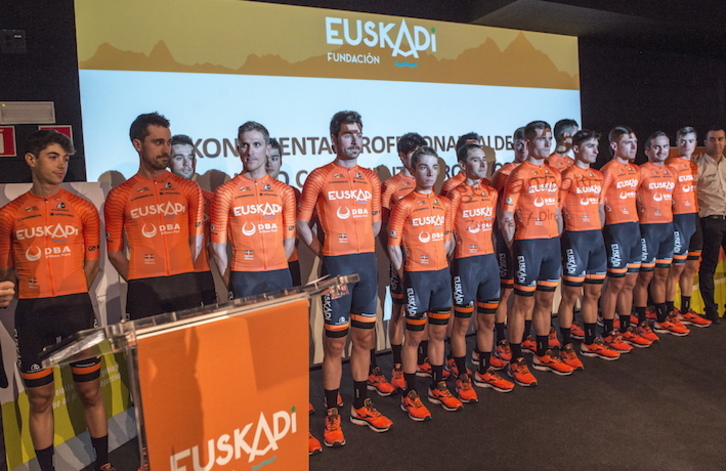 Jorge Azanza, a la derecha en la presentación oficial del equipo en enero antes de confirmarse el patrocinio de Euskaltel. (Marisol RAMÍREZ/FOKU)