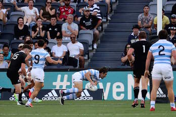 El apertura de argentina, Nicolás Sánchez, se dispone a posar el único ensayo de los Pumas. (David GRAY / AFP)