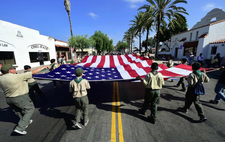 Varios scouts portan la bandera de EEUU durante un 4 de julio. (Frederic J. BROWN / AFP)