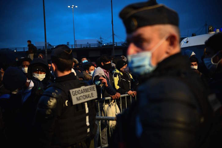 Gendarmes durante la evacuación de un campamento de migrantes, esta madrugada, en Seine-Saint-Denis. (Christophe ARCHAMBAULT / AFP)