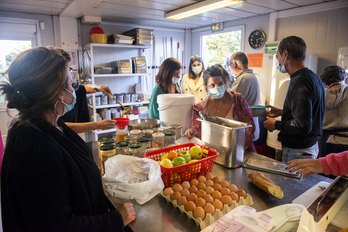 Table du Soir ( Gaueko Mahaia) elkartearen laguntzaileek afariak banatzen dituzte Baionan. (Guillaume FAUVEAU)