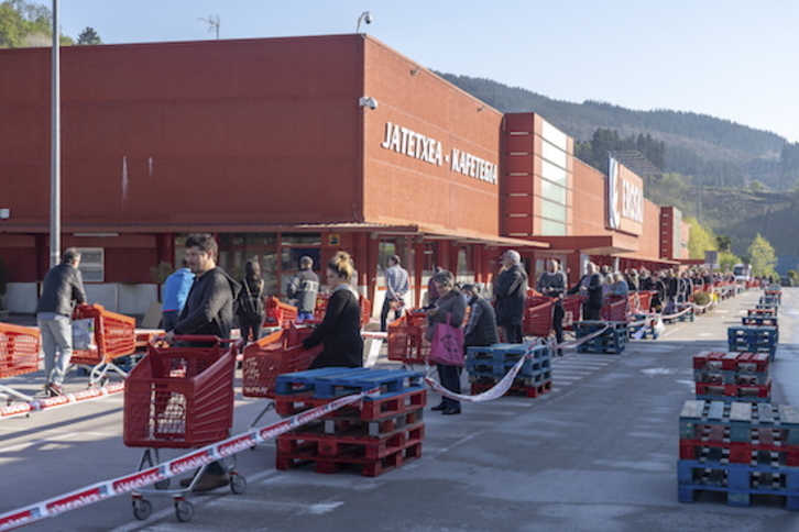 Colas en un hipermercado de Arrasate al inicio de la pandemia. (Andoni CANELLADA/FOKU)