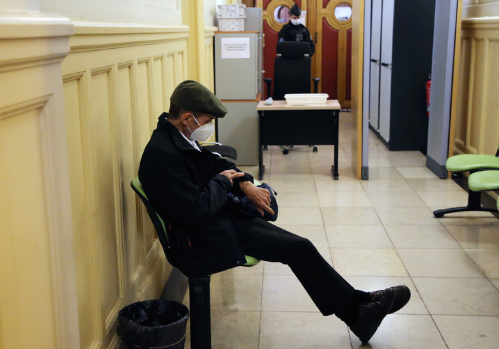 Josu Urrutikoetxea espera en los pasillos del tribunal, el 19 de octubre. (Bob EDME)