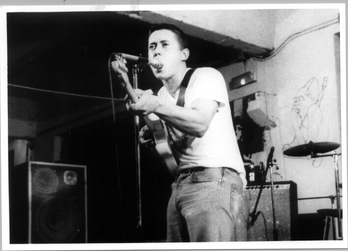 Fermin Muguruza, Egiako gaztetxean, Kortaturen lehenengo kontzertuetako batean. (aterpeirun)