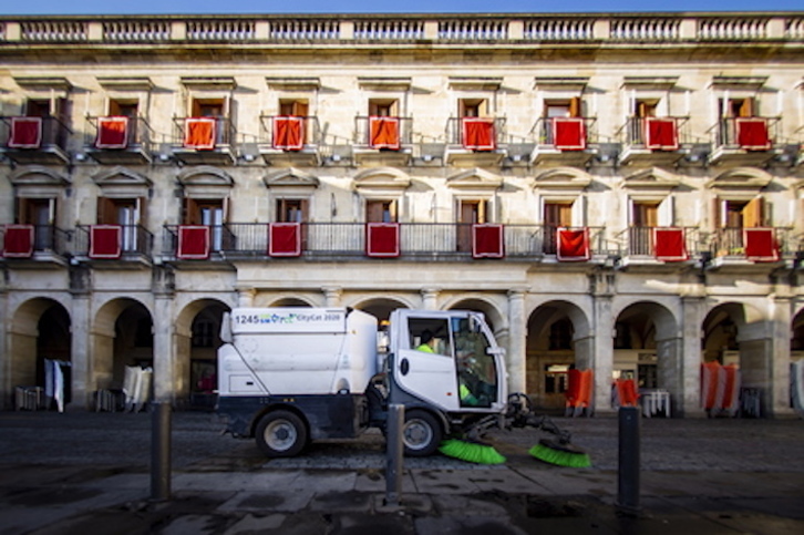 Limpieza de calles en Gasteiz. (Jaizki FONTANEDA/AFP)