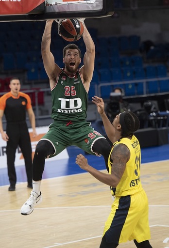 Alec Peters ha vivido su mejor partido desde su llegada al Baskonia. (Raúl BOGAJO / FOKU)