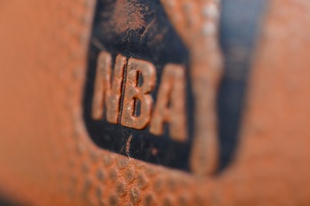 Logo en un balón de la NBA, que ha presentado su calendario para la próxima temporada (Garrett ElLWOOD / AFP)