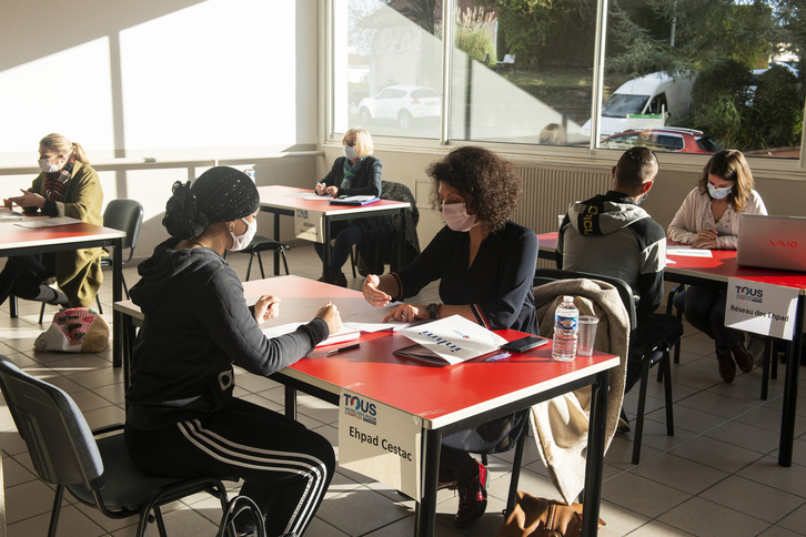 Baionako AFPA formazio zentroan eginiko lan orientazio saioa sektore soziosaniarioan eskas diren 200 bat lanpostu betetzeko xede. (Guillaume FAUVEAU)