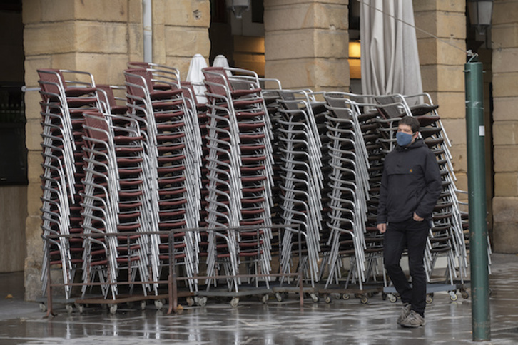 Sillas recogidas en una terraza del Boulevard de Donostia. (Juan Carlos RUIZ /FOKU)