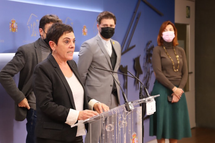 La portavoz de EH Bildu en el Congreso, Mertxe Aizpurua, en la presentación junto a UP y ERC.