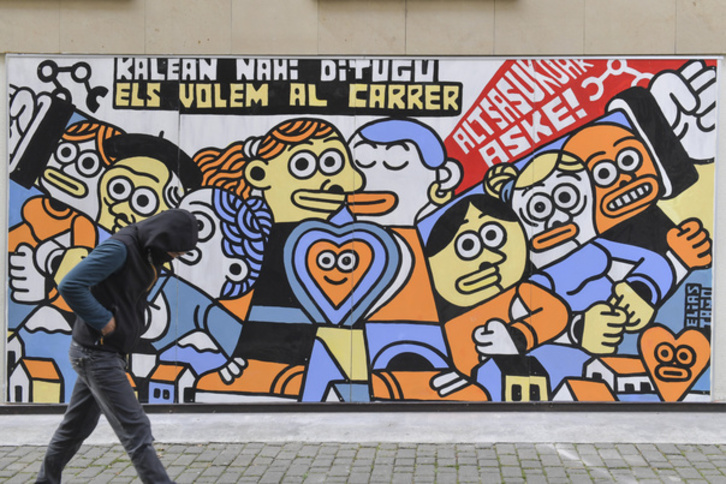 Mural pintado en Altsasu en apoyo a los jóvenes del pueblo encarcelados. (Idoia ZABALETA / FOKU) 
