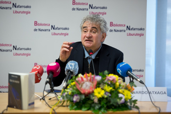 Bernardo Atxaga, ‘Kilker bat autopistan’ liburuaren aurkezpenean, Iruñean. (Iñigo URIZ/FOKU)
