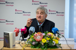 Bernardo Atxaga, ‘Kilker bat autopistan’ liburuaren aurkezpenean, Iruñean. (Iñigo URIZ/FOKU)