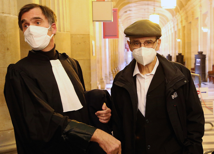 Urrutikoetxea eta bere abokatua urriaren 19an Parisko auzitegian harturiko argazki batean. (Bob EDME)