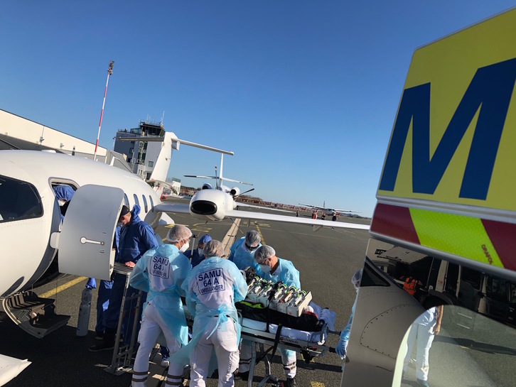 Momento de la llegada de los pacientes saboyanos al aeropuerto de Biarritz. (@CHCoteBasque)