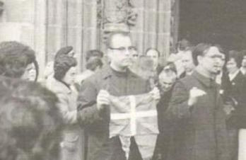 Kuijpers, Luytenekin batera ikurriña erakusten, 1975. urtean.