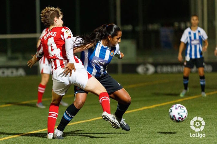 Vanegas intenta proteger el balón ante Garazi Murua, que ha regresado al once. (LFP)