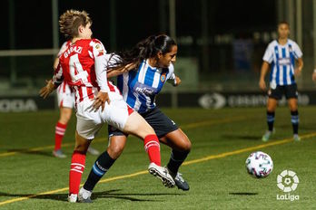 Vanegas intenta proteger el balón ante Garazi Murua, que ha regresado al once. (LFP)